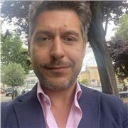 Ricercatore con esperienza pluriennale impartisce lezioni di diritto.